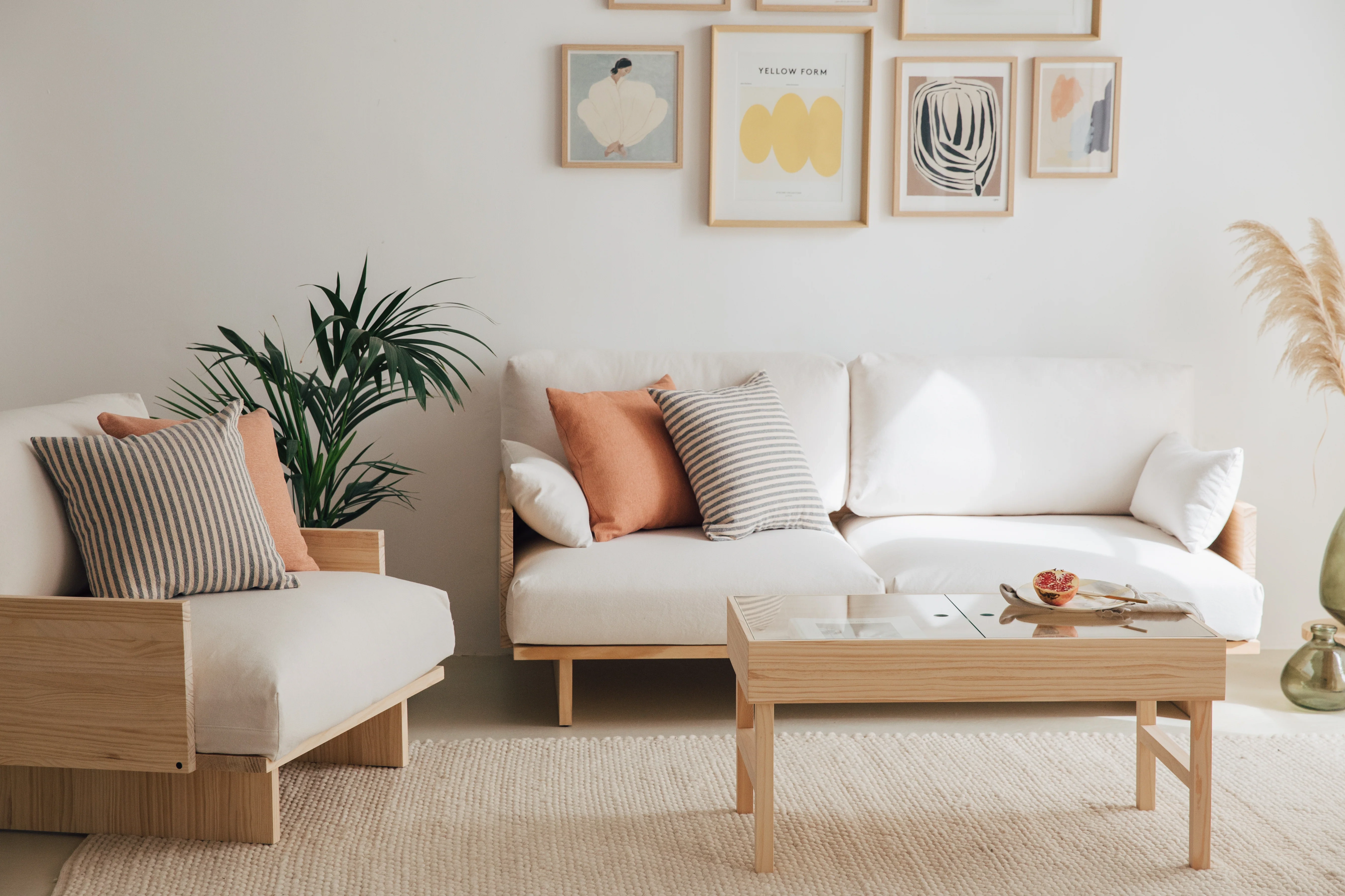 Bí quyết tối giản: Phòng khách sang trọng khi bỏ đi 7 món đồ này - 1