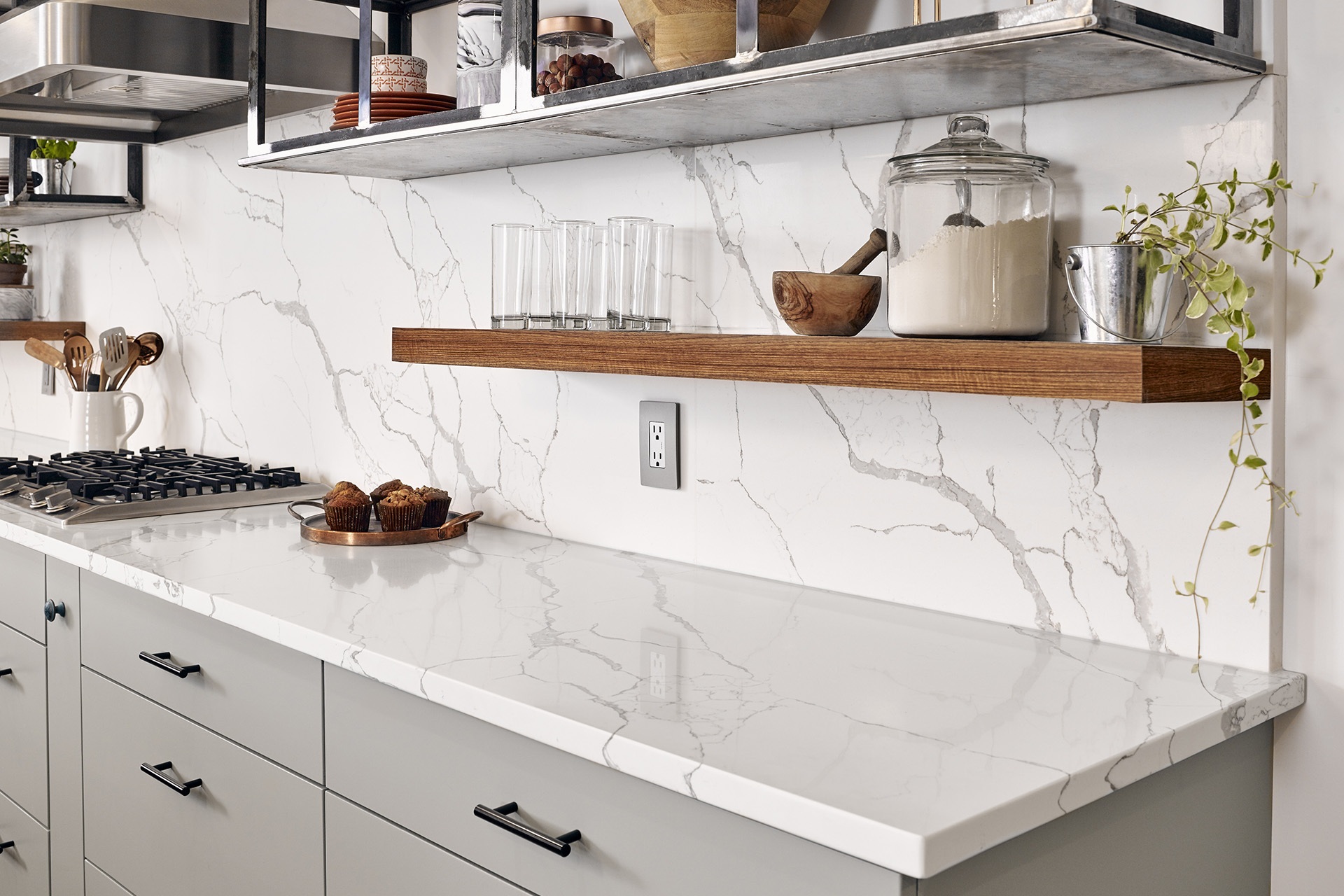 Bếp nhỏ hóa rộng thênh thang với bí quyết ốp liền mặt - 2