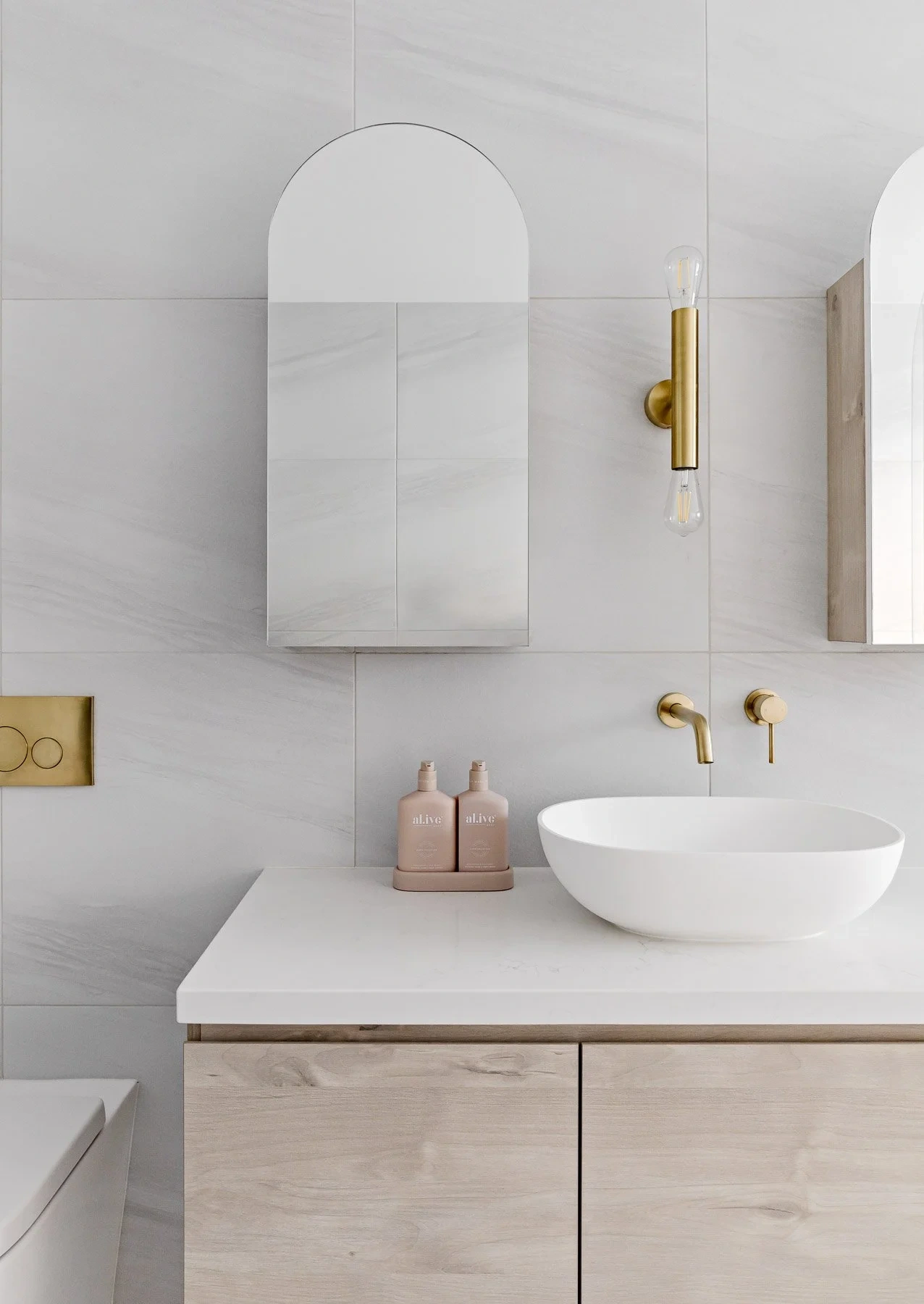 5 tuyệt chiêu biến phòng tắm không cửa sổ bí bách hóa thoáng rộng - 2